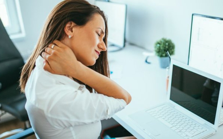 Mẹo giảm đau vai gáy cho dân văn phòng