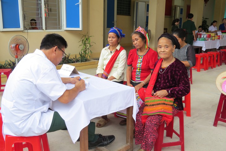 Khám, cấp phát thuốc miễn phí cho bà con vùng biên viễn xứ Nghệ- Ảnh 1. Khám, cấp phát thuốc miễn phí cho bà con vùng biên viễn xứ Nghệ- Ảnh 1.