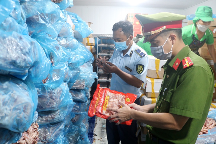 Hàng tấn thực phẩm không nguồn gốc bên trong căn nhà tôn luôn đóng kín cửa- Ảnh 3.