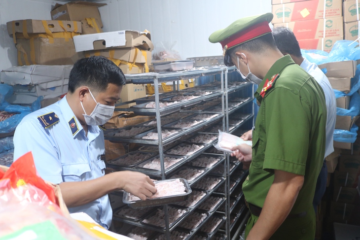 Hàng tấn thực phẩm không nguồn gốc bên trong căn nhà tôn luôn đóng kín cửa- Ảnh 5.