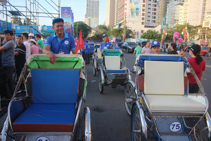 Ấn tượng cuộc diễu hành áo dài bên bờ biển Nha Trang- Ảnh 1.