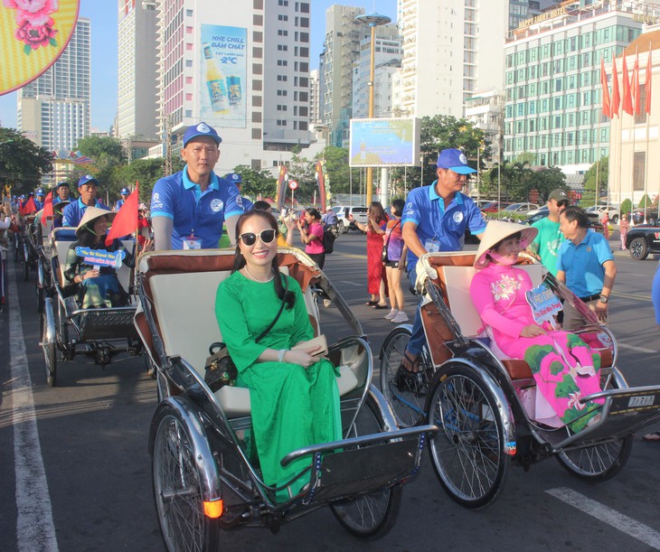 Ấn tượng cuộc diễu hành áo dài bên bờ biển Nha Trang- Ảnh 7.