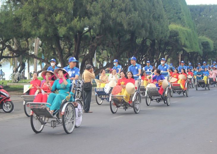 Ấn tượng cuộc diễu hành áo dài bên bờ biển Nha Trang- Ảnh 9.
