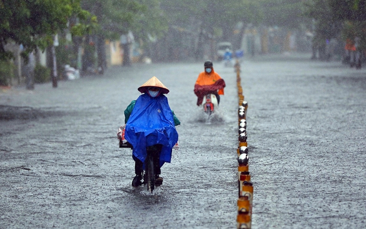 Đợt mưa dông ở miền Bắc và nắng nóng ở miền Trung sẽ kéo dài