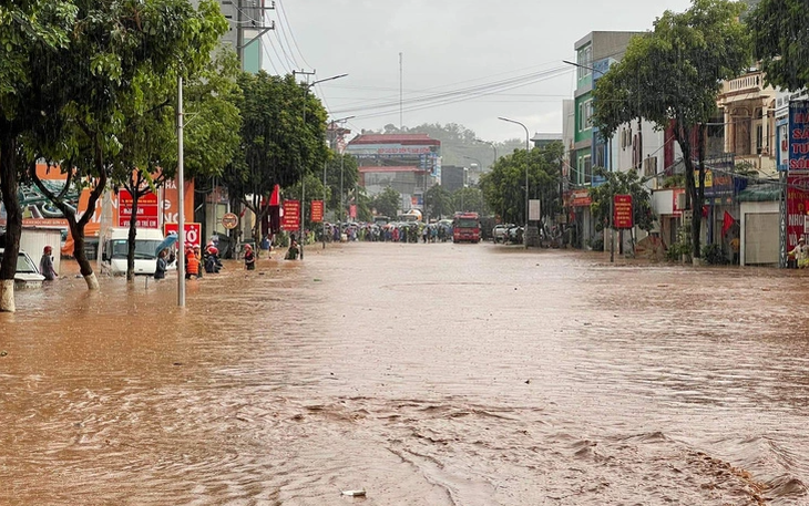 Miền Bắc duy trì thời tiết trái ngược, mưa lớn ở miền núi, oi nóng ở đồng bằng