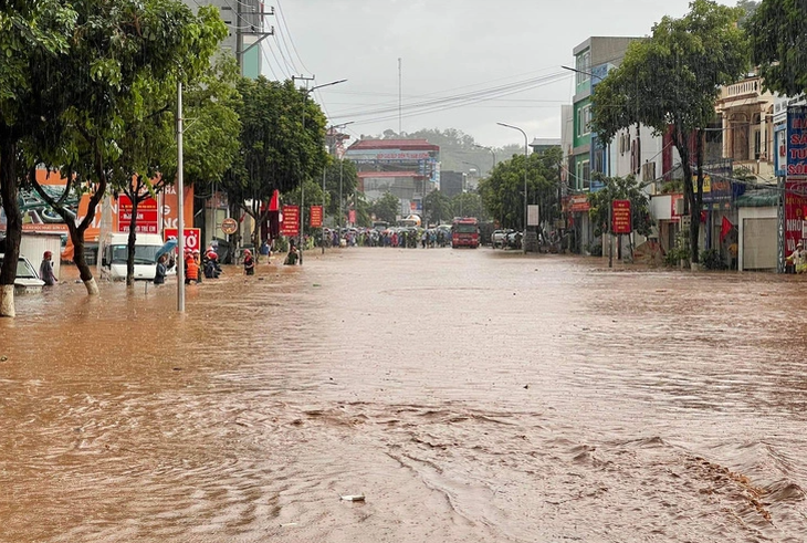 Miền Bắc duy trì thời tiết trái ngược, mưa lớn ở miền núi, oi nóng ở đồng bằng- Ảnh 2.