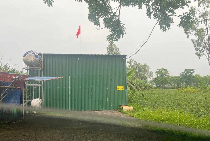 Hàng tấn thực phẩm không nguồn gốc bên trong căn nhà tôn luôn đóng kín cửa- Ảnh 1.