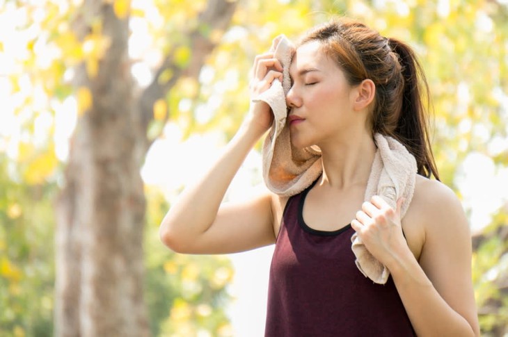 Rụng tóc nhiều vào mùa hè phải làm sao?- Ảnh 1. Rụng tóc nhiều vào mùa hè phải làm sao?- Ảnh 1.