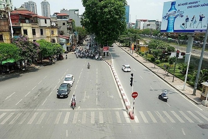Dừng đèn đỏ dưới bóng cây để tránh nắng có thể bị xử phạt- Ảnh 1. Dừng đèn đỏ dưới bóng cây để tránh nắng có thể bị xử phạt- Ảnh 1.
