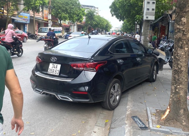 Va chạm với xe ô tô, bé gái 7 tuổi ở Hải Dương tử vong thương tâm- Ảnh 1.