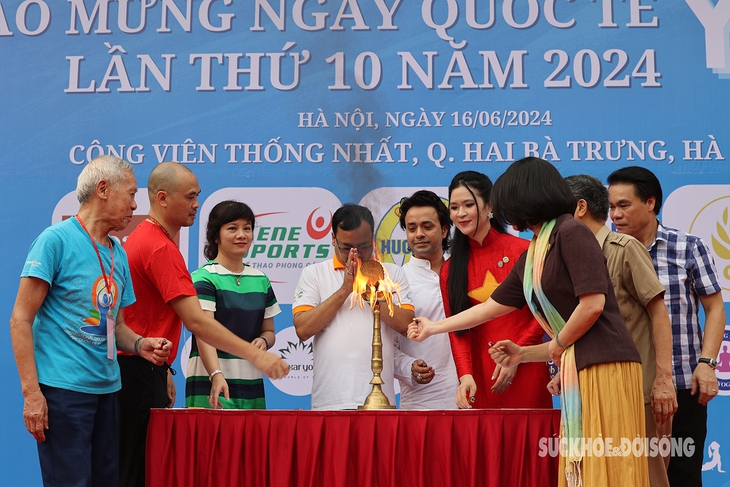 Mãn nhãn với màn đồng diễn của hơn 2.000 người yêu yoga- Ảnh 1. Mãn nhãn với màn đồng diễn của hơn 2.000 người yêu yoga- Ảnh 1.