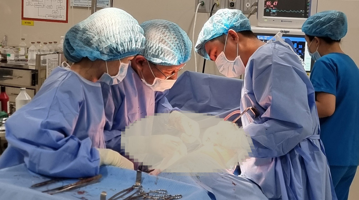 Phẫu thuật bóc tách khối u thận to hiếm gặp- Ảnh 1.