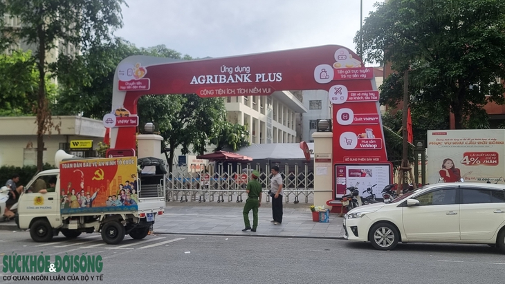 Nhiều ngân hàng chỉ bán vàng cho khách đã đăng ký mua online- Ảnh 1.