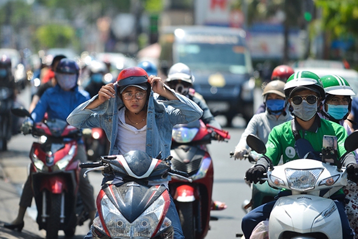 Nắng nóng gay gắt, nhiều điểm đo đạt ngưỡng 40 độ C.- Ảnh 2. Nắng nóng gay gắt, nhiều điểm đo đạt ngưỡng 40 độ C.- Ảnh 2.