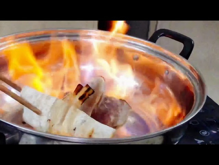 Hãy từ bỏ nướng mực bằng cồn, sử dụng cách này thơm ngon và an toàn hơn nhiều- Ảnh 2.