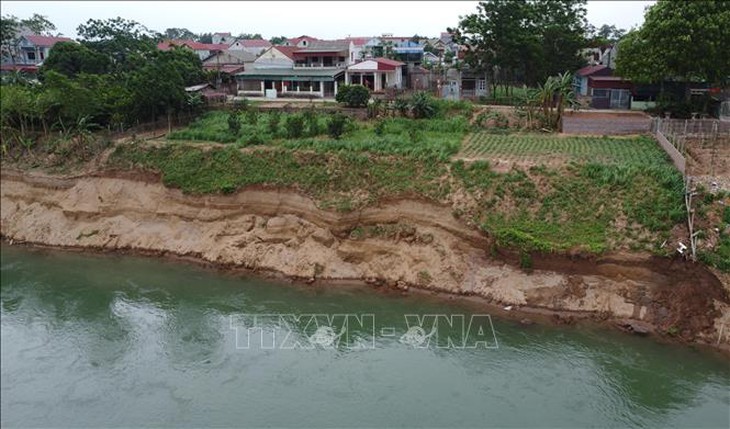 Phú Thọ: Sạt lở bờ sông Đà, uy hiếp tính mạng và tài sản của nhiều hộ dân- Ảnh 1. Phú Thọ: Sạt lở bờ sông Đà, uy hiếp tính mạng và tài sản của nhiều hộ dân- Ảnh 1.