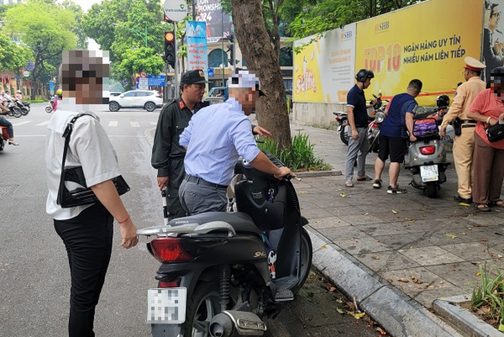 5 tổ công tác đặc biệt của Công an Hà Nội xử lý gần 3.000 người vi phạm giao thông - Ảnh 1. 5 tổ công tác đặc biệt của Công an Hà Nội xử lý gần 3.000 người vi phạm giao thông - Ảnh 1.