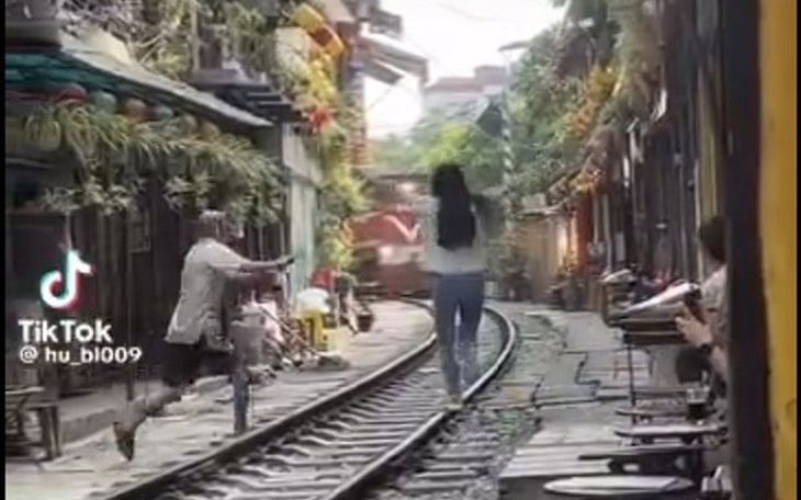 Xử phạt chủ quán cà phê để du khách nước ngoài "nhảy múa" khi tàu đang về ga
