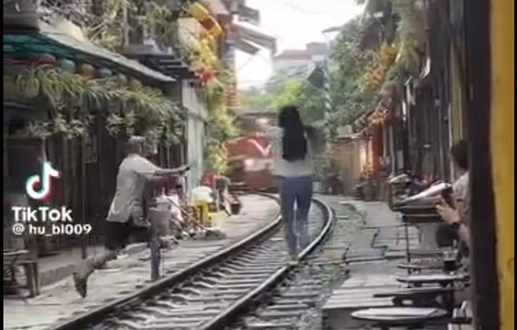 Xử phạt chủ quán cà phê để du khách nước ngoài 'nhảy múa' khi tàu đang về ga- Ảnh 1. Xử phạt chủ quán cà phê để du khách nước ngoài 'nhảy múa' khi tàu đang về ga- Ảnh 1.