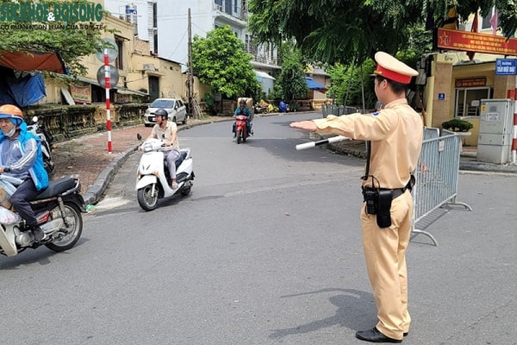 Đảo ‘móng lừa’ bảo đảm an toàn giao thông tại khu vực cầu Long Biên- Ảnh 2. Đảo ‘móng lừa’ bảo đảm an toàn giao thông tại khu vực cầu Long Biên- Ảnh 2.