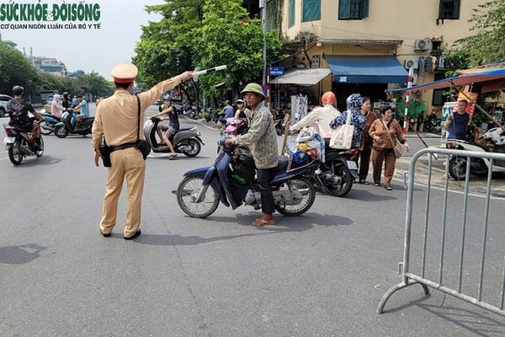Đảo ‘móng lừa’ bảo đảm an toàn giao thông tại khu vực cầu Long Biên- Ảnh 3. Đảo ‘móng lừa’ bảo đảm an toàn giao thông tại khu vực cầu Long Biên- Ảnh 3.