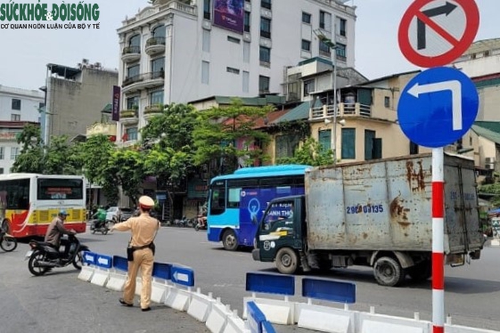 Đảo ‘móng lừa’ bảo đảm an toàn giao thông tại khu vực cầu Long Biên- Ảnh 4. Đảo ‘móng lừa’ bảo đảm an toàn giao thông tại khu vực cầu Long Biên- Ảnh 4.