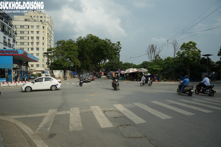 Cận cảnh các 'điểm đen' ùn tắc ở Hà Nội sau hàng loạt giải pháp- Ảnh 7.