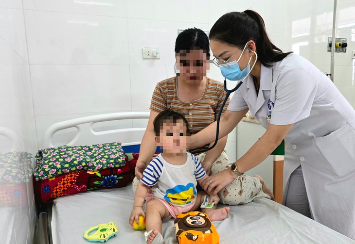Các bậc phụ huynh cần chú ý vệ sinh môi trường, vệ sinh cá nhân sạch sẽ cho trẻ, bao gồm vệ sinh tay trước khi ăn, sau khi chơi, vệ sinh đồ chơi.