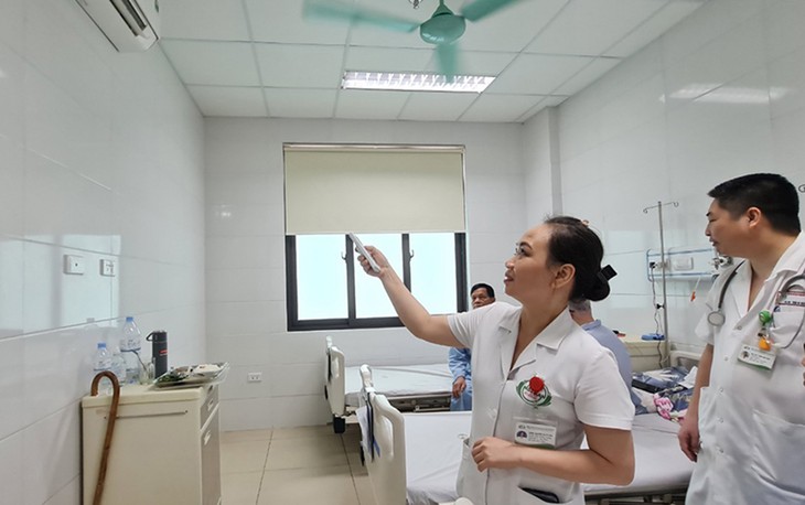 Bệnh viện Hữu nghị Đa khoa Nghệ An đã cải tạo hệ thống thông khí tại các khu vực đông người bệnh và người nhà; tăng cường quạt, điều hòa cho các buồng bệnh.