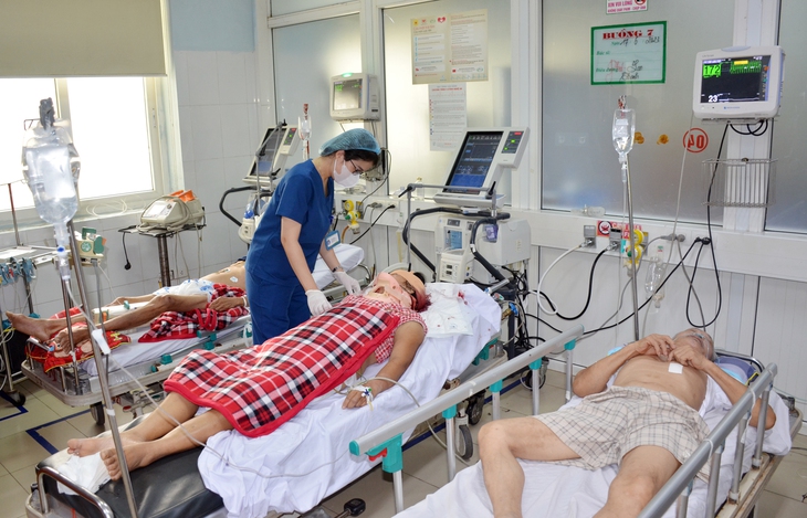 Nắng nóng cực đoan, bệnh viện quá tải vì bệnh nhân tăng cao- Ảnh 4.