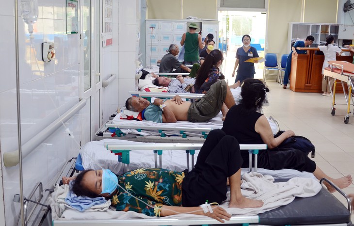 Nắng nóng cực đoan, bệnh viện quá tải vì bệnh nhân tăng cao- Ảnh 3.