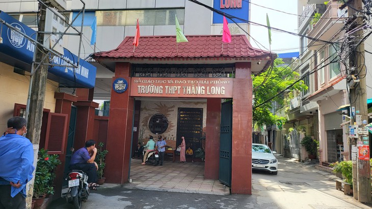 Phụ huynh chen chân xếp hàng chờ nộp hồ sơ nhập học vào trường THPT ngoài công lập- Ảnh 1. Phụ huynh chen chân xếp hàng chờ nộp hồ sơ nhập học vào trường THPT ngoài công lập- Ảnh 1.