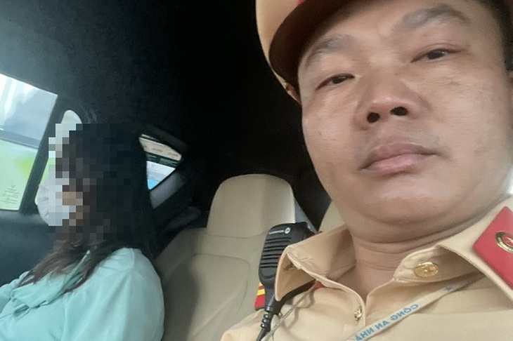 Công an kịp thời ngăn một phụ nữ nhảy cầu tự tử- Ảnh 2. Công an kịp thời ngăn một phụ nữ nhảy cầu tự tử- Ảnh 2.