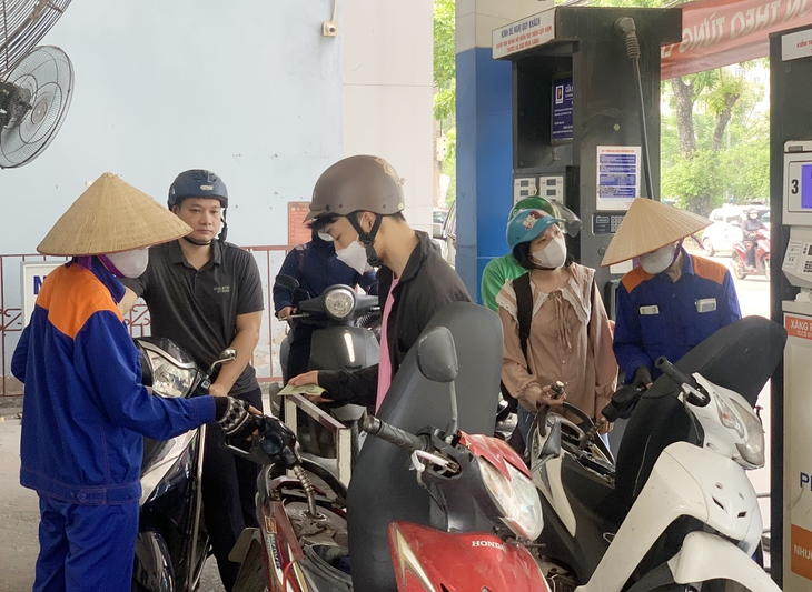 Giá xăng trong nước ngày mai dự báo tiếp tục tăng- Ảnh 2.