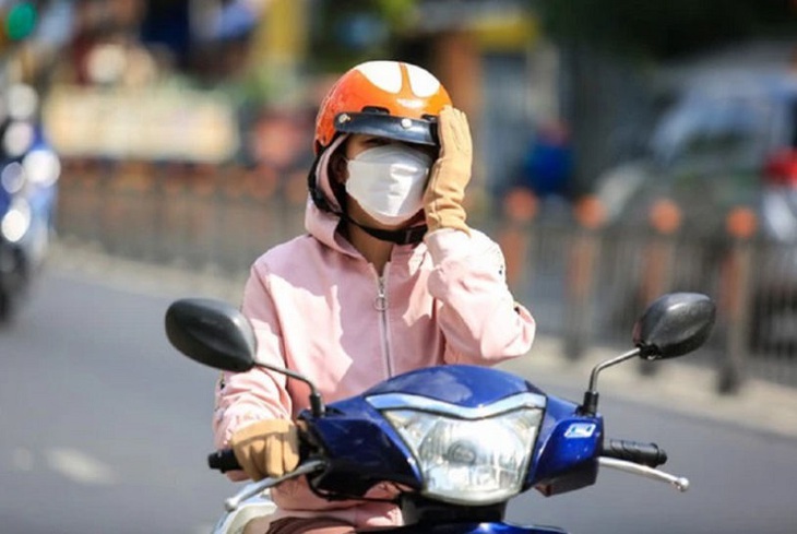 34 điểm đo ghi nhận mức nhiệt trên 37 độ, nắng nóng gay gắt khắp nơi- Ảnh 2. 34 điểm đo ghi nhận mức nhiệt trên 37 độ, nắng nóng gay gắt khắp nơi- Ảnh 2.
