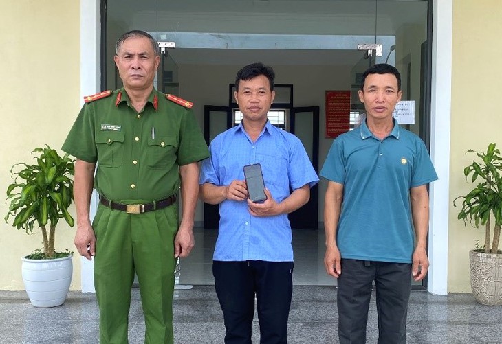 Nhận được 90 triệu đồng chuyển khoản nhầm, chủ cửa hàng tạp hóa vội nhờ công an xã giúp đỡ- Ảnh 1. Nhận được 90 triệu đồng chuyển khoản nhầm, chủ cửa hàng tạp hóa vội nhờ công an xã giúp đỡ- Ảnh 1.