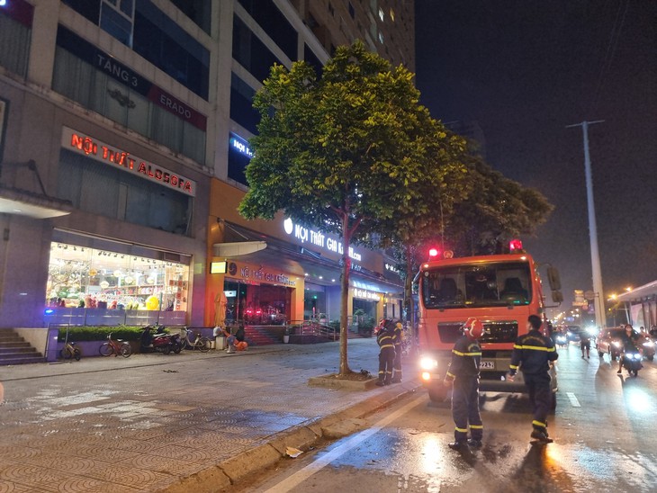 Video: Cháy căn hộ chung cư ở Nam Từ Liêm, khói đen bốc cao- Ảnh 2. Video: Cháy căn hộ chung cư ở Nam Từ Liêm, khói đen bốc cao- Ảnh 2.