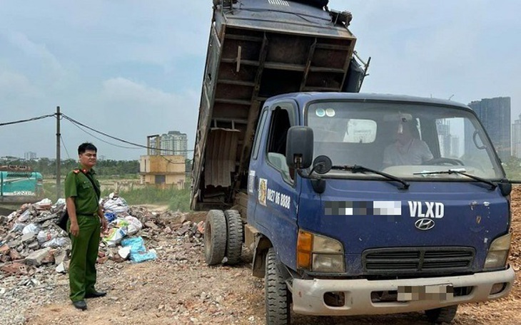 Nhiều chủ phương tiện đổ thải trái phép ‘xâm hại’ sông Hồng bị xử lý