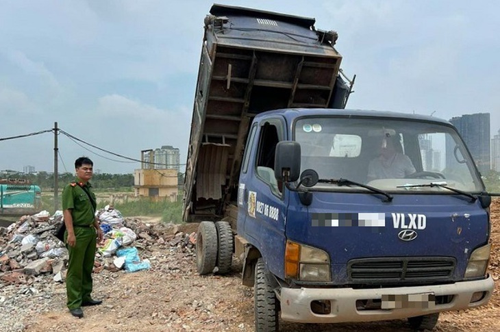 Nhiều chủ phương tiện đổ thải trái phép ‘xâm hại’ sông Hồng bị xử lý- Ảnh 1.