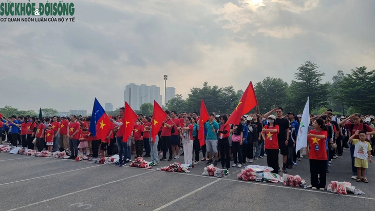 Hàng nghìn người tham gia chiến dịch nhặt rác ở Hà Nội- Ảnh 1. Hàng nghìn người tham gia chiến dịch nhặt rác ở Hà Nội- Ảnh 1.