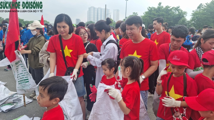Hàng nghìn người tham gia chiến dịch nhặt rác ở Hà Nội- Ảnh 2. Hàng nghìn người tham gia chiến dịch nhặt rác ở Hà Nội- Ảnh 2.