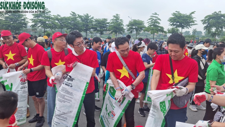 Hàng nghìn người tham gia chiến dịch nhặt rác ở Hà Nội- Ảnh 3. Hàng nghìn người tham gia chiến dịch nhặt rác ở Hà Nội- Ảnh 3.