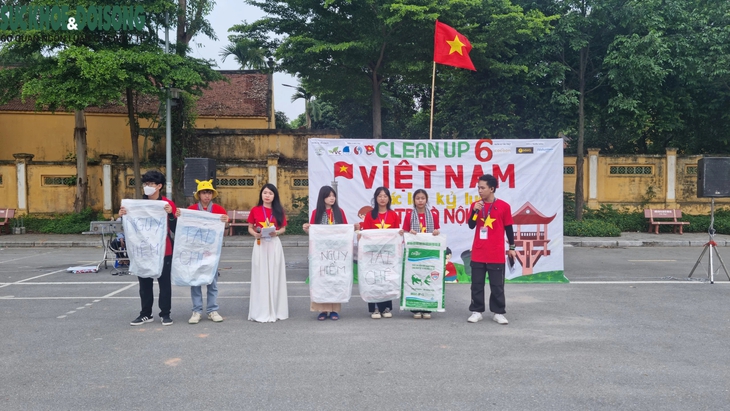 Hàng nghìn người tham gia chiến dịch nhặt rác ở Hà Nội- Ảnh 4. Hàng nghìn người tham gia chiến dịch nhặt rác ở Hà Nội- Ảnh 4.