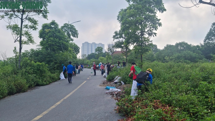 Hàng nghìn người tham gia chiến dịch nhặt rác ở Hà Nội- Ảnh 6. Hàng nghìn người tham gia chiến dịch nhặt rác ở Hà Nội- Ảnh 6.