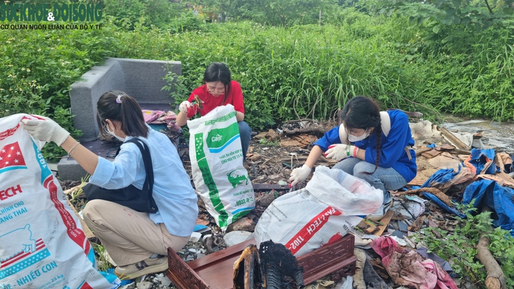 Hàng nghìn người tham gia chiến dịch nhặt rác ở Hà Nội- Ảnh 7. Hàng nghìn người tham gia chiến dịch nhặt rác ở Hà Nội- Ảnh 7.