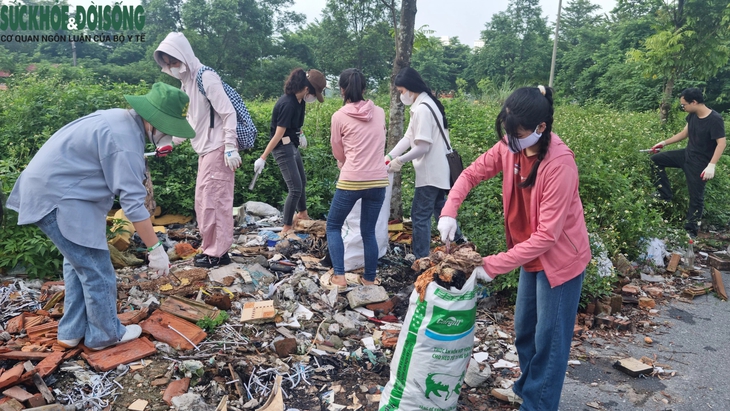 Hàng nghìn người tham gia chiến dịch nhặt rác ở Hà Nội- Ảnh 8. Hàng nghìn người tham gia chiến dịch nhặt rác ở Hà Nội- Ảnh 8.