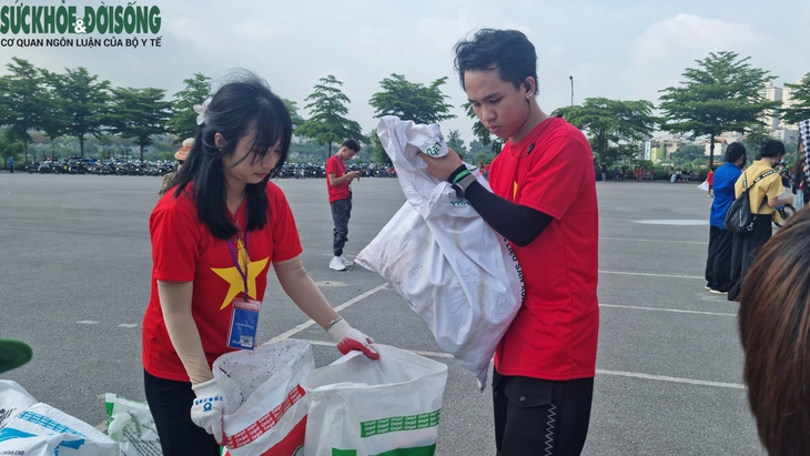 Hàng nghìn người tham gia chiến dịch nhặt rác ở Hà Nội- Ảnh 10. Hàng nghìn người tham gia chiến dịch nhặt rác ở Hà Nội- Ảnh 10.