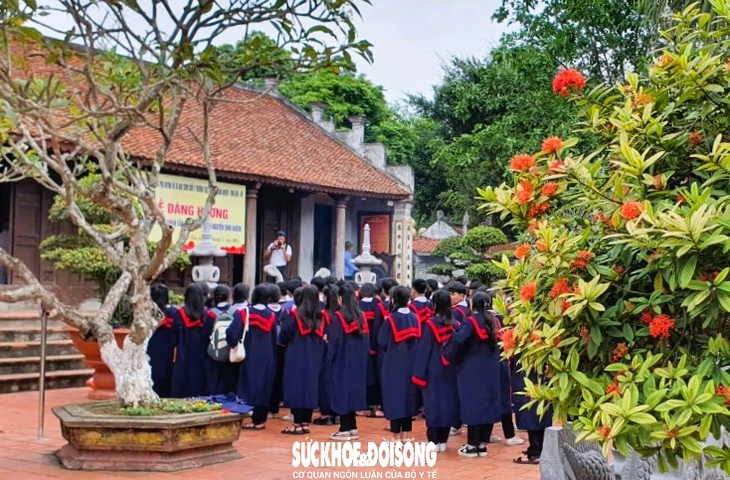 Sĩ tử Hải Phòng nô nức đi cầu may trước kỳ thi vào lớp 10- Ảnh 1. Sĩ tử Hải Phòng nô nức đi cầu may trước kỳ thi vào lớp 10- Ảnh 1.