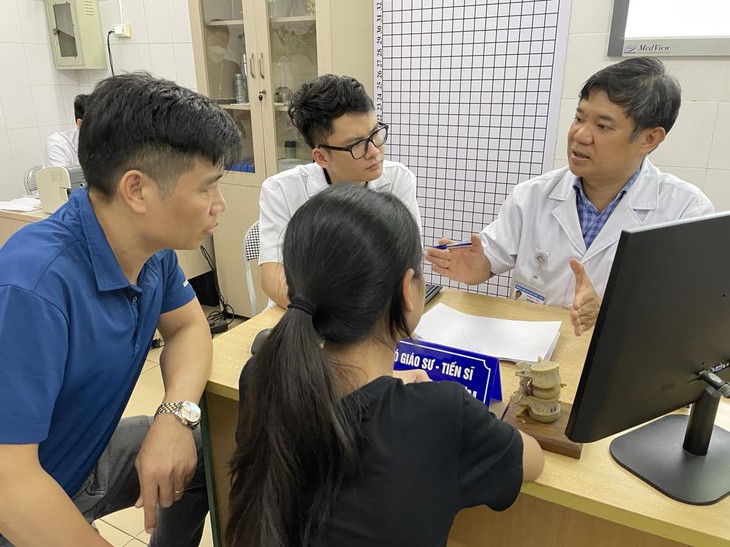 Chuyên gia chỉ dấu hiệu phát hiện sớm, phương án điều trị cong vẹo cột sống ở trẻ- Ảnh 1. Chuyên gia chỉ dấu hiệu phát hiện sớm, phương án điều trị cong vẹo cột sống ở trẻ- Ảnh 1.
