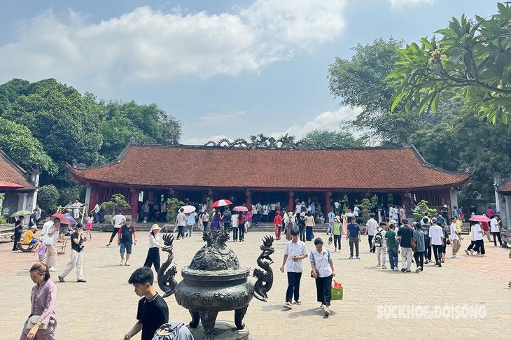 Học sinh Hà Nội đội nắng tới Văn Miếu Quốc Tử Giám xin chữ trước kỳ thi quan trọng- Ảnh 1.